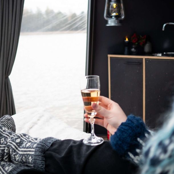 Rentoutumista lasi iglussa Porvoossa